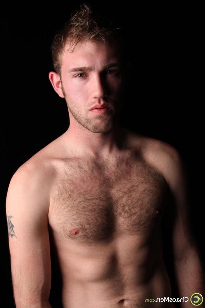 20P El gay peludo Reid expone su cuerpo y modela su polla dura en un solo sexy