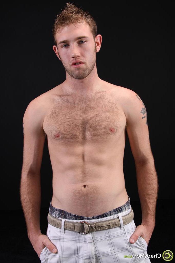 20P El gay peludo Reid expone su cuerpo y modela su polla dura en un solo sexy