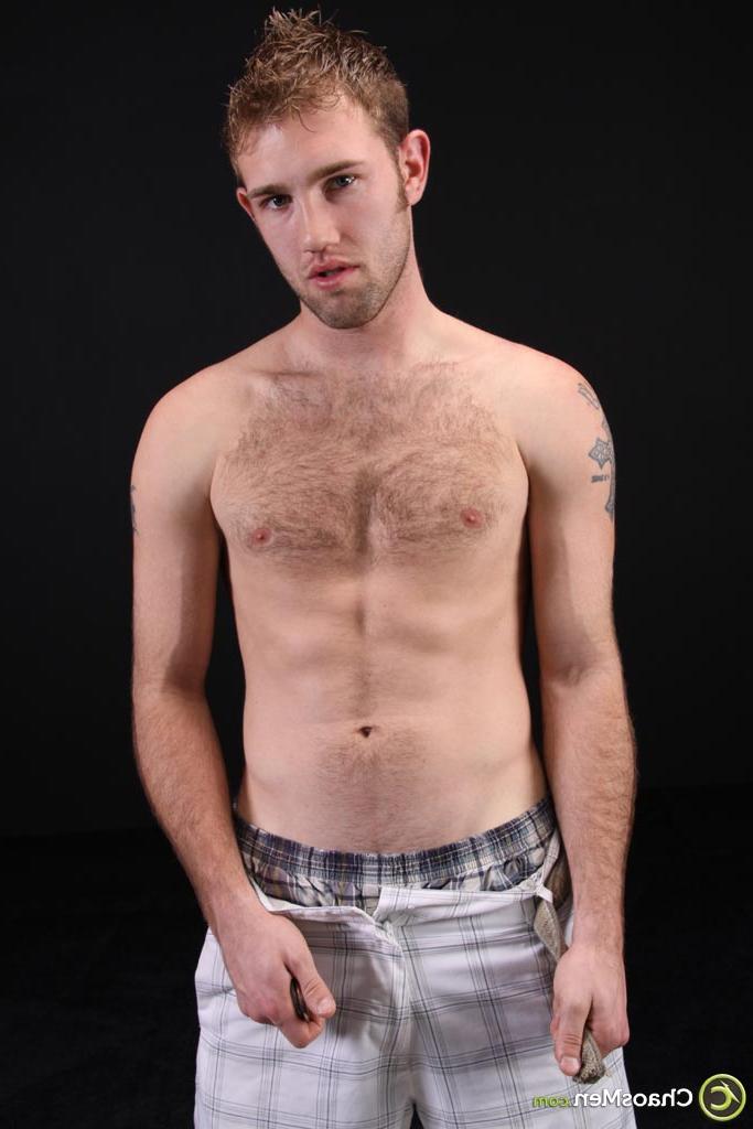 20P El gay peludo Reid expone su cuerpo y modela su polla dura en un solo sexy