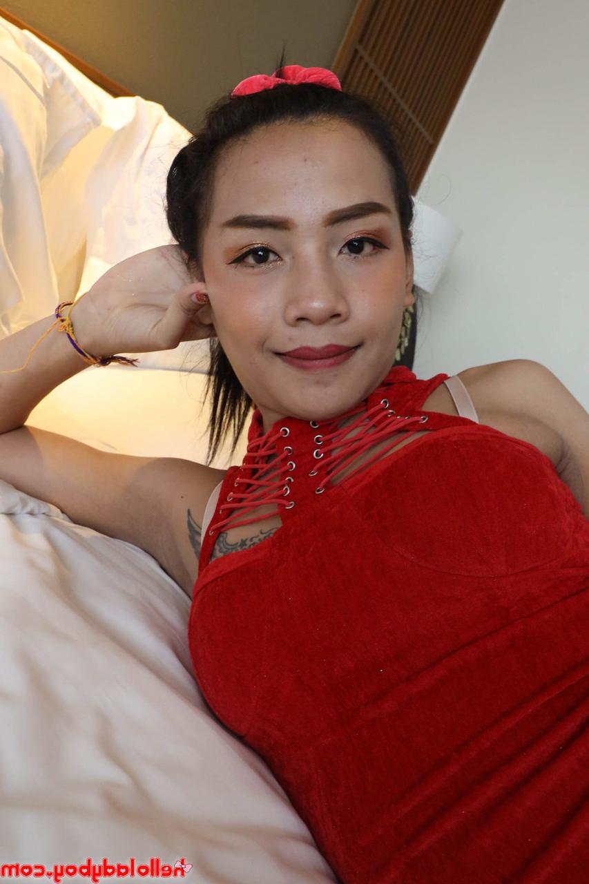 20P Pequena travesti asiática em um vestido vermelho mostra a calcinha antes de chupar um pau