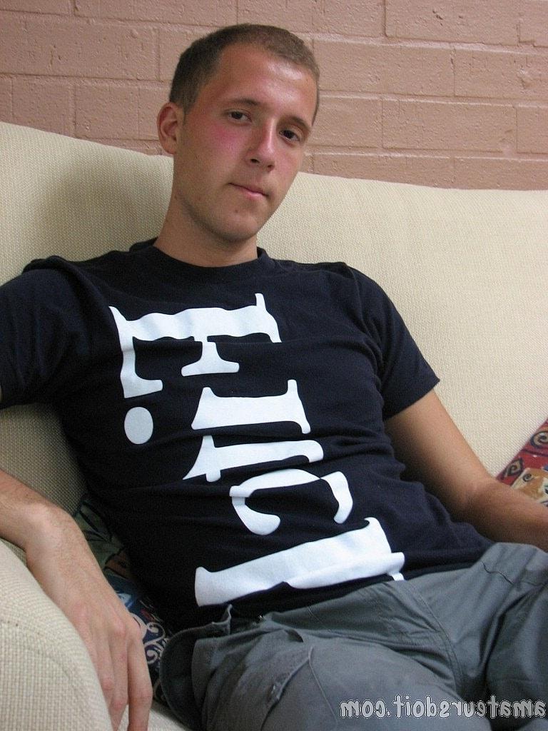 20P Der schwule Amateur Simon Titillator verliert sein Hemd und masturbiert unter der Dusche