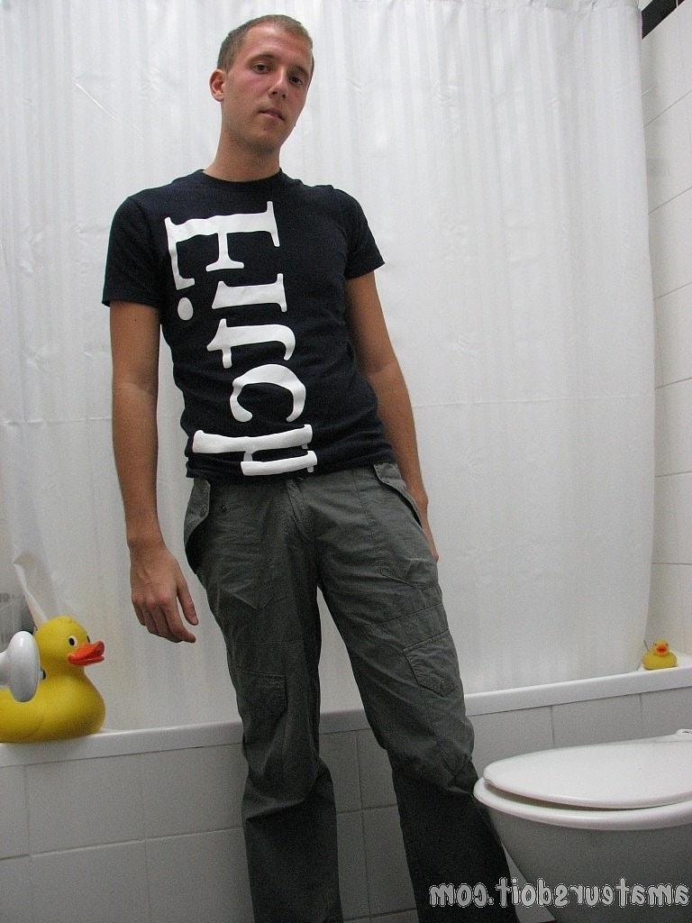 20P Der schwule Amateur Simon Titillator verliert sein Hemd und masturbiert unter der Dusche