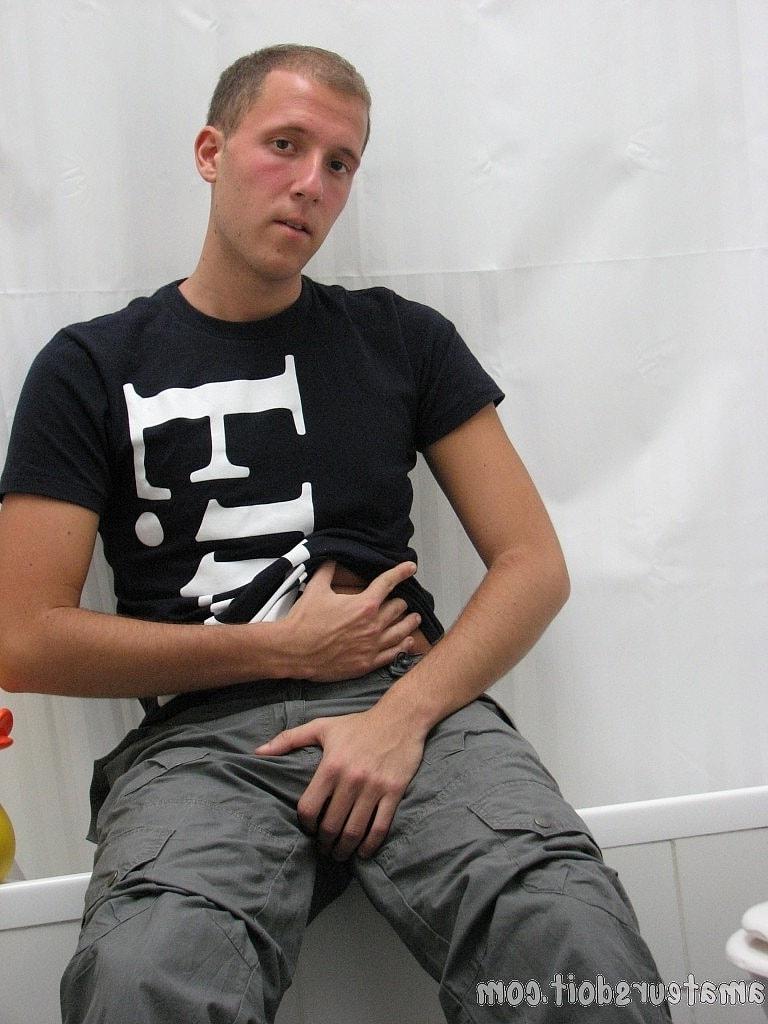 20P Der schwule Amateur Simon Titillator verliert sein Hemd und masturbiert unter der Dusche