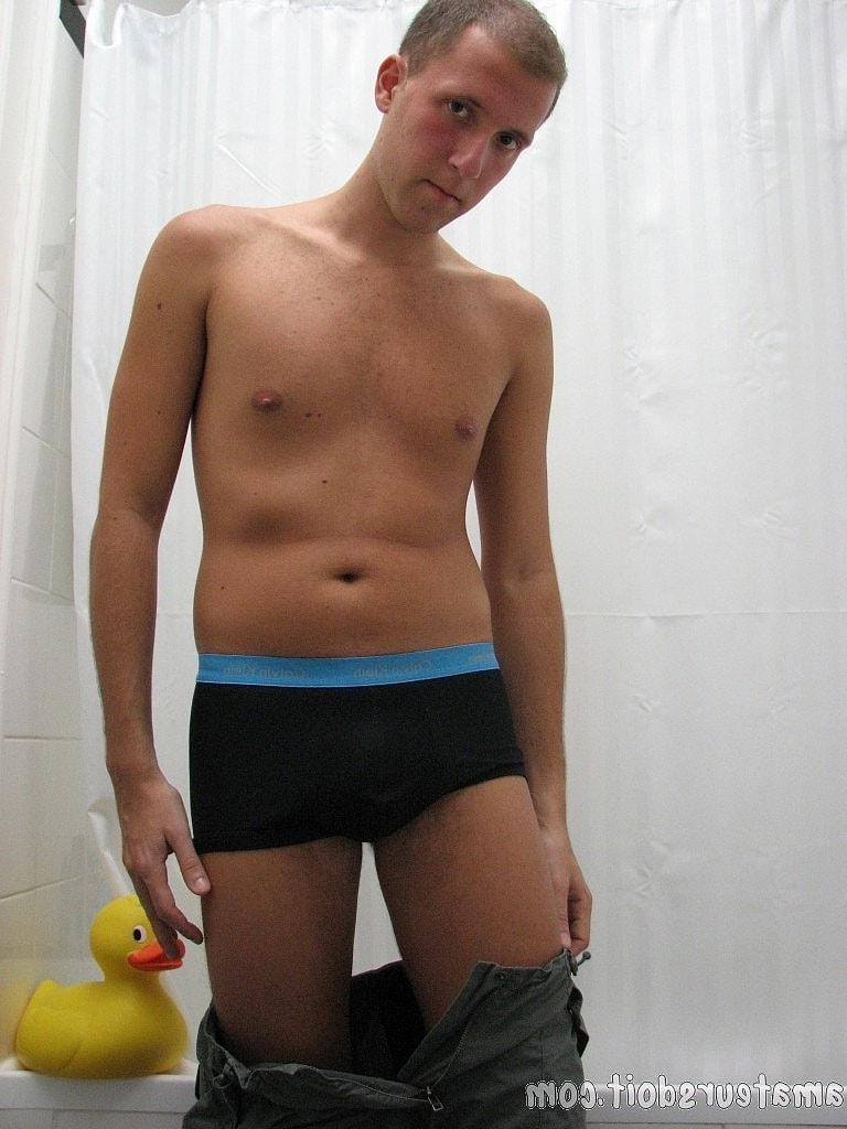 20P Der schwule Amateur Simon Titillator verliert sein Hemd und masturbiert unter der Dusche