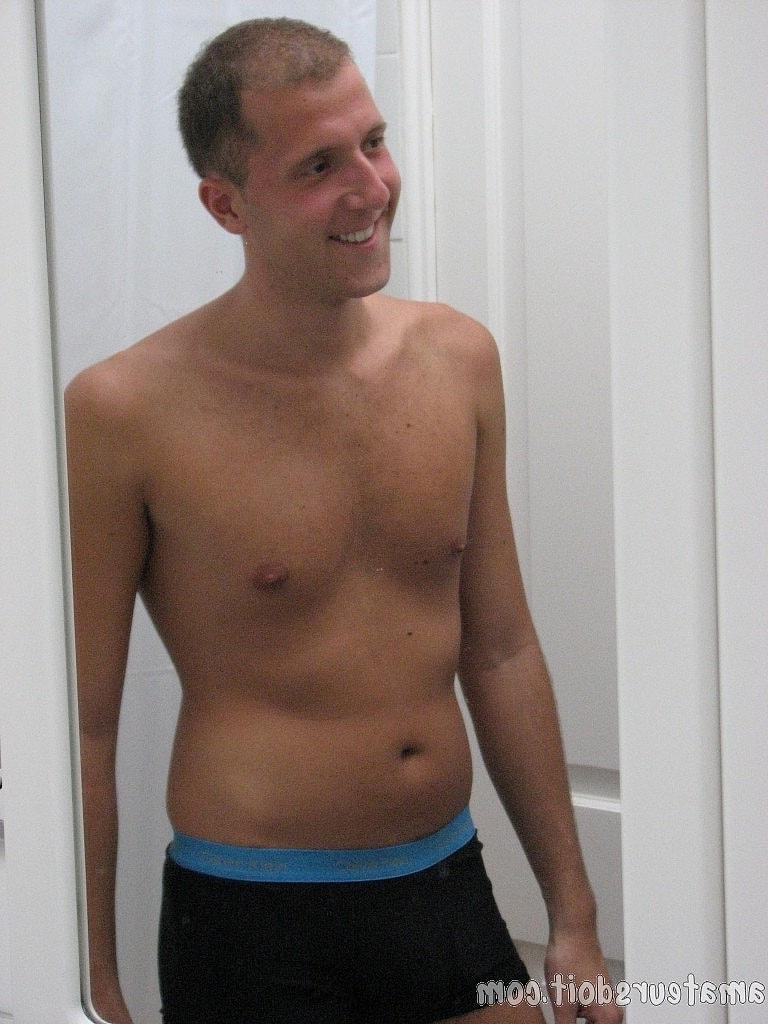 20P Der schwule Amateur Simon Titillator verliert sein Hemd und masturbiert unter der Dusche