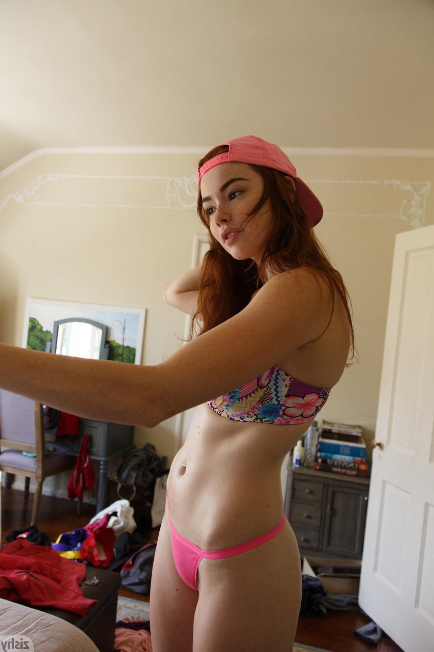 12P A gata amadora Sabrina Lynn exibe sua bunda incrível enquanto posa de biquíni