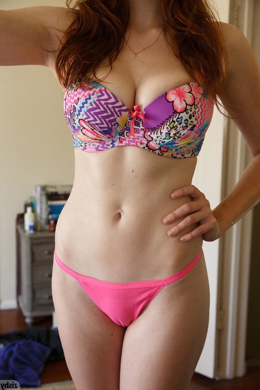 12P A gata amadora Sabrina Lynn exibe sua bunda incrível enquanto posa de biquíni