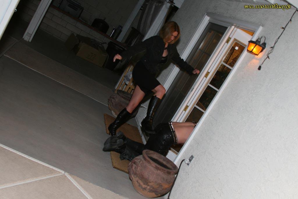 12P Redheaded lady has her submissive maid worship her feet and footwear