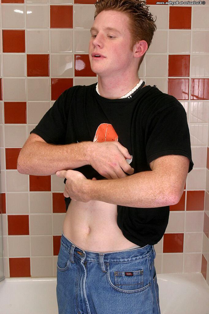 20P Le magnifique gingembre gay Jake Thomas se déshabille et branle sa bite non coupée dans la baignoire
