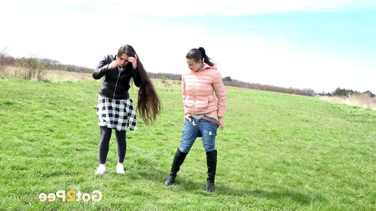 15P Billie y Lara Fox caminan de la mano después de orinar en un campo abierto