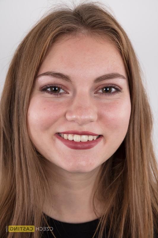 20P Das Teenager-Mädchen Nikol steht zur Feier ihres 18. Geburtstags nackt da