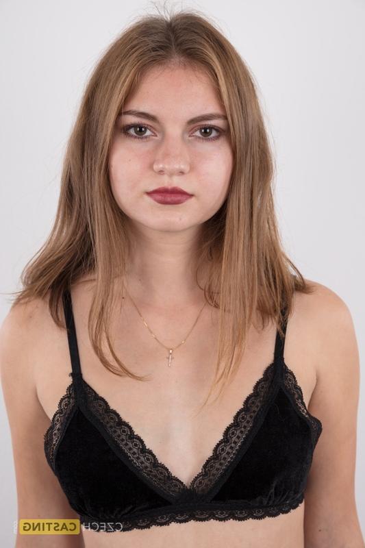 20P Das Teenager-Mädchen Nikol steht zur Feier ihres 18. Geburtstags nackt da