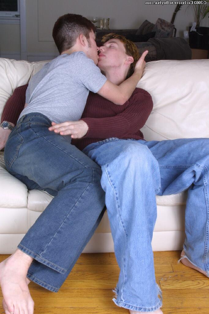 20P Los compañeros de cuarto gay dan y michael se dan placer oral y follan