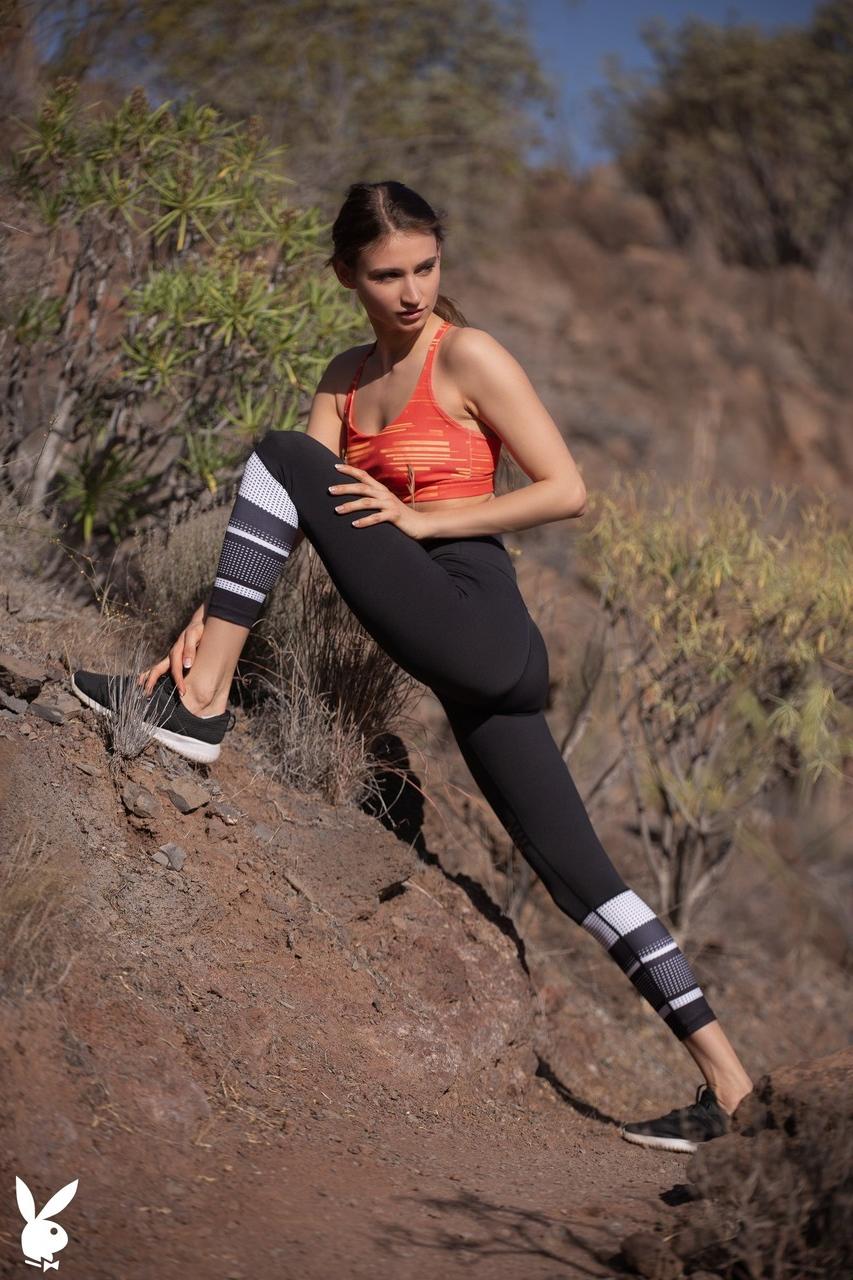 20P La sexy Ilvy Kokomo muestra su pequeño cuerpo perfecto mientras está completamente desnuda al aire libre