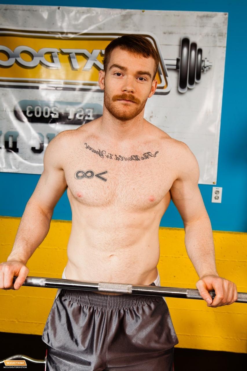 20P James Jamesson et Connor Maguire, gays amateurs et sales, se baisent dans la salle de sport