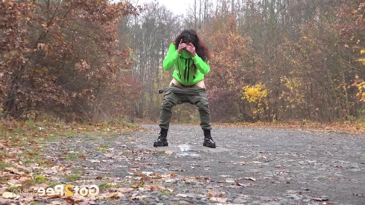 15P Ali Bordeaux mea en un camino de gravilla con botas negras