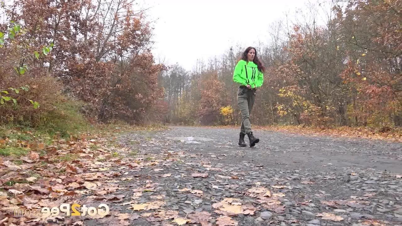 15P Ali Bordeaux mea en un camino de gravilla con botas negras