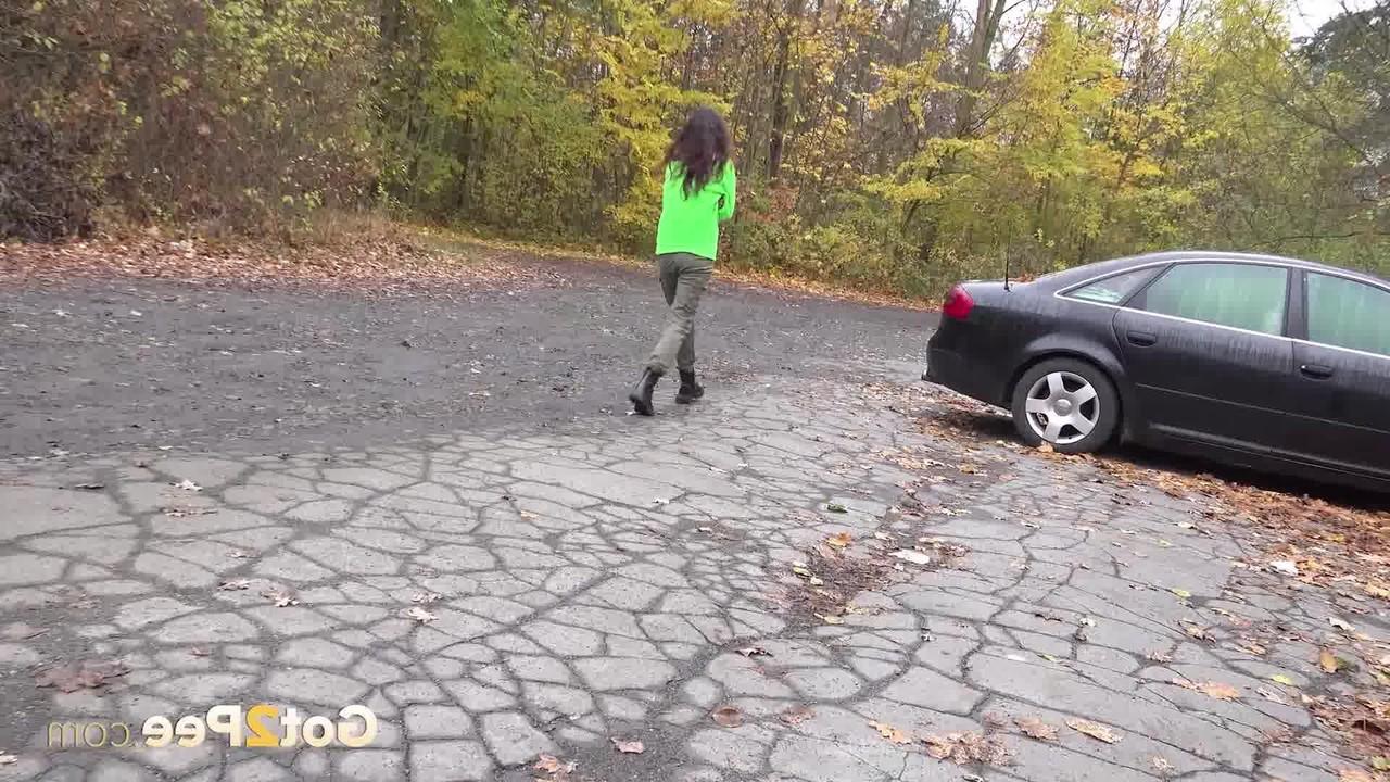 15P Ali Bordeaux mea en un camino de gravilla con botas negras