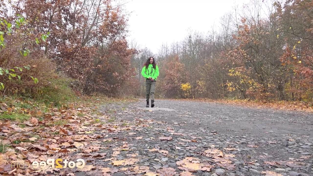 15P Ali Bordeaux mea en un camino de gravilla con botas negras