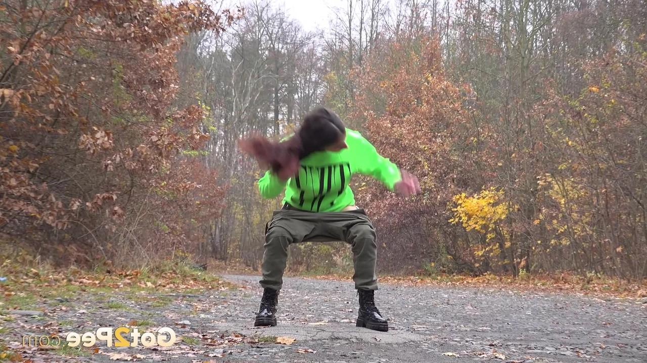 15P Ali Bordeaux mea en un camino de gravilla con botas negras