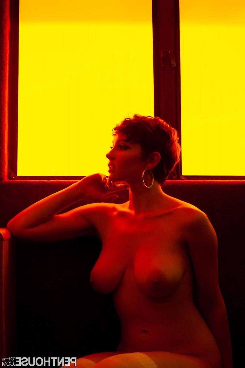 20P La estadounidense de pelo negro Jay Marie hace alarde de sus grandes tetas y su vagina recortada