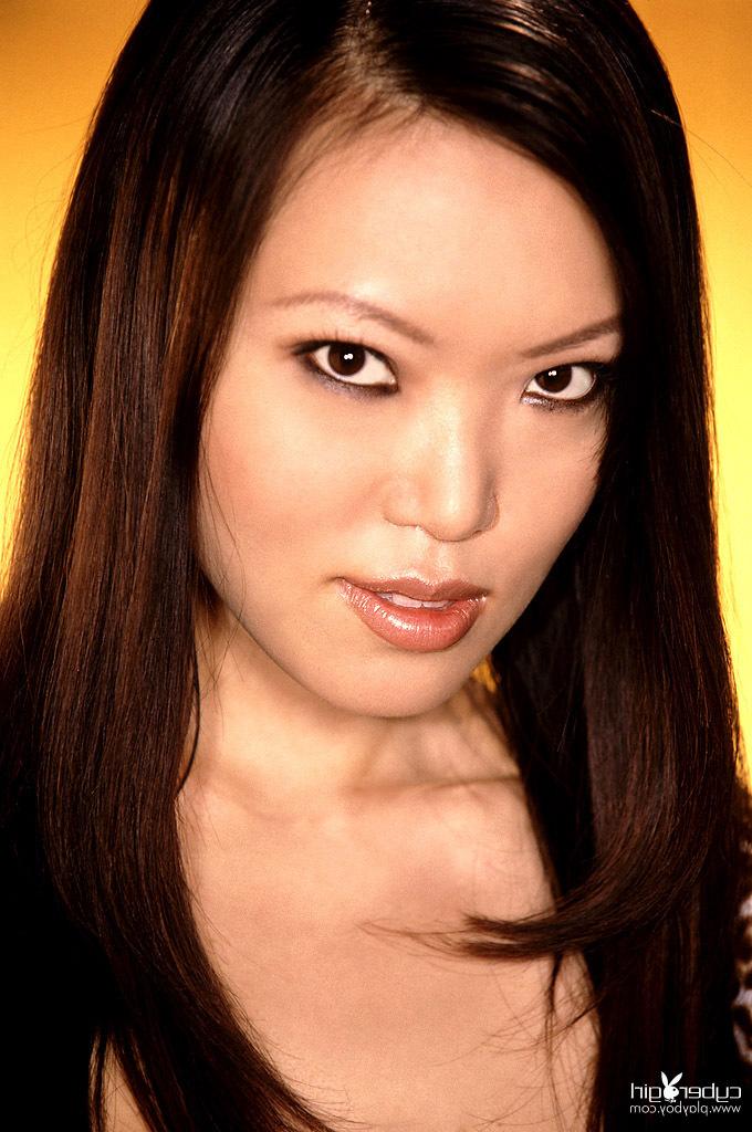 14P La petite MILF asiatique Yumi Lee aime le strip-tease et pose pour la caméra.
