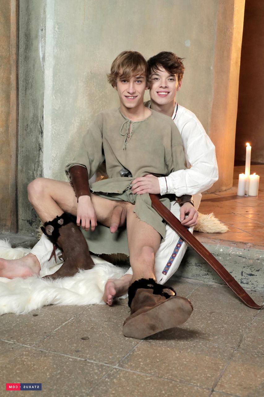 16P Die kleinen schwulen Krieger Orri Gaul und Ron Negba haben harten Analsex auf der Treppe