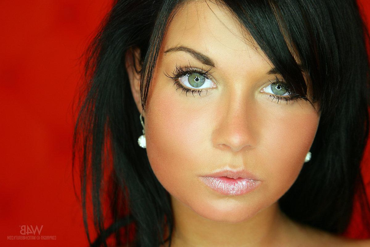 16P La belleza de cabello oscuro Florencia muestra su cuerpazo en una habitación acolchada