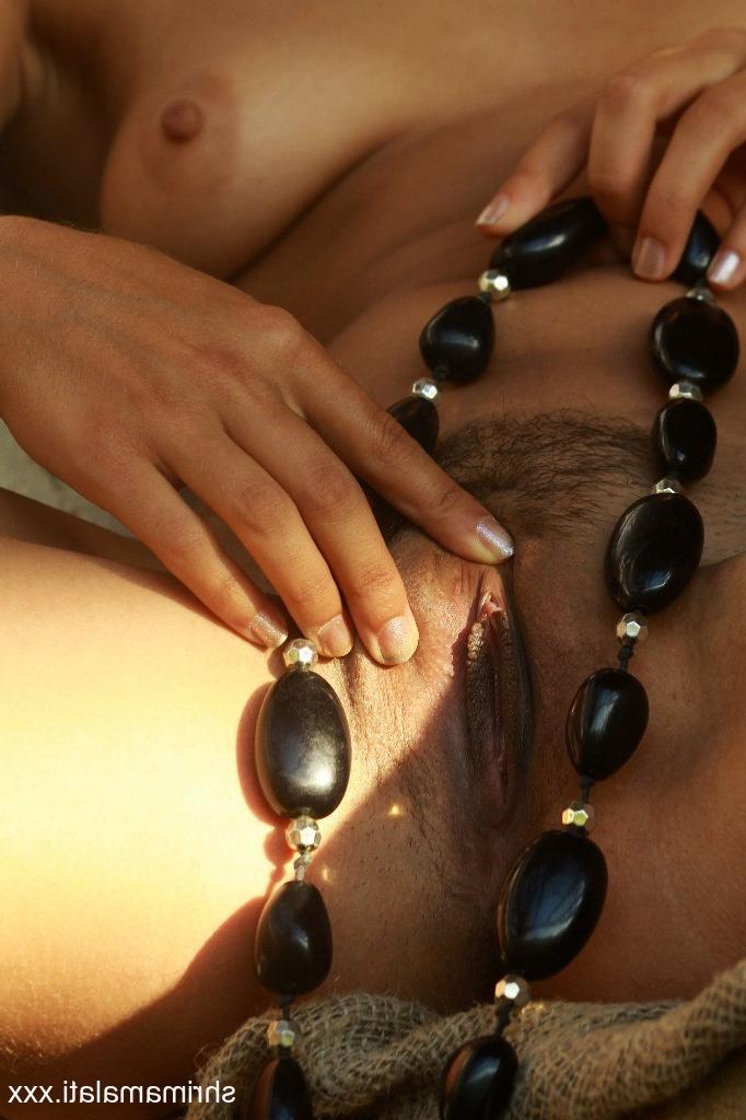 16P La douce Shrima Malati présente son joli cul et ses jolis seins en extérieur.