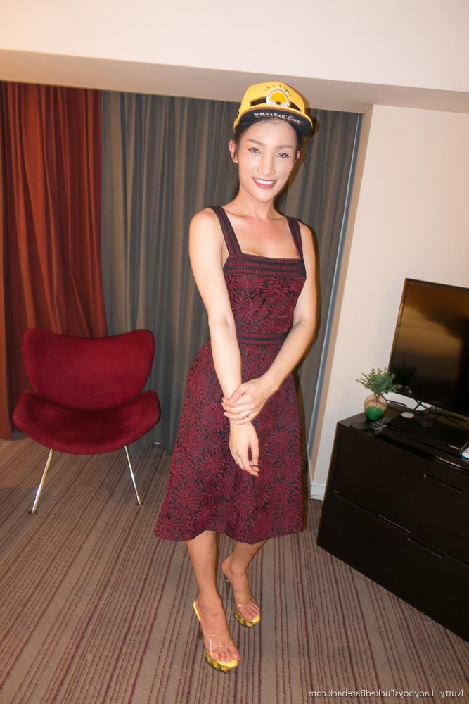 16P Ladyboys Fucked Bareback interprété par Nutty Photos porno