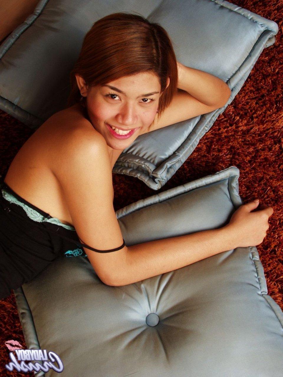 17P La jolie transexuelle asiatique Icey montre sa bite et ses seins avec un sourire.
