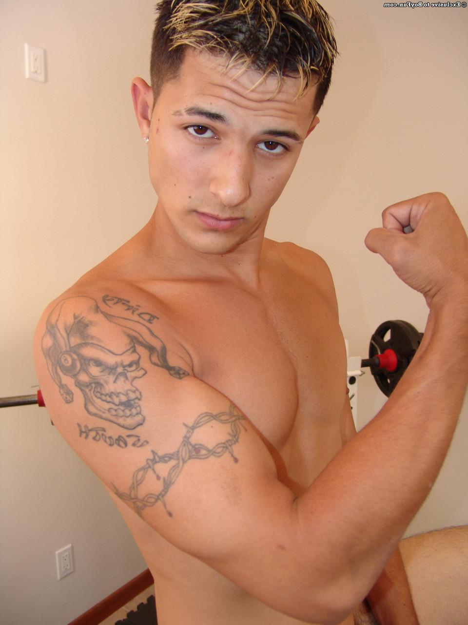20P Le mignon gay Taz dévoile sa longue bite poilue et son trou du cul touffu sur son équipement de gym