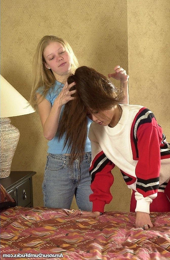 20P La animadora asiática Ayako Tamura y una adolescente rubia juegan con un juguete de doble punta