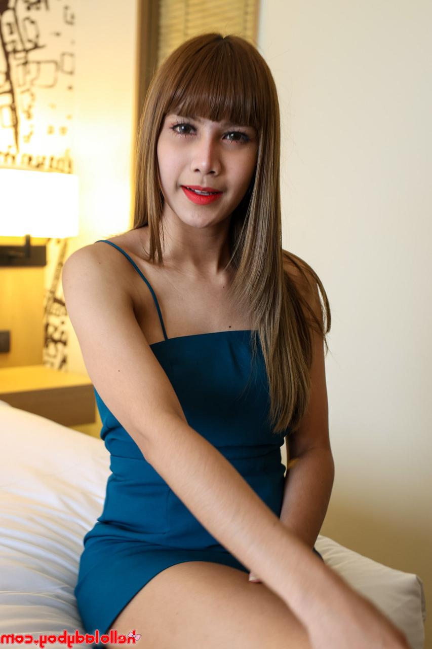 20P Linda travesti asiática fazendo sexo oral enquanto exibe seus peitos grandes