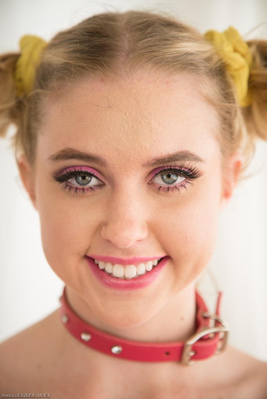 16P A pequena adolescente americana Chloe Cherry se exibe e fode seu lindo rosto