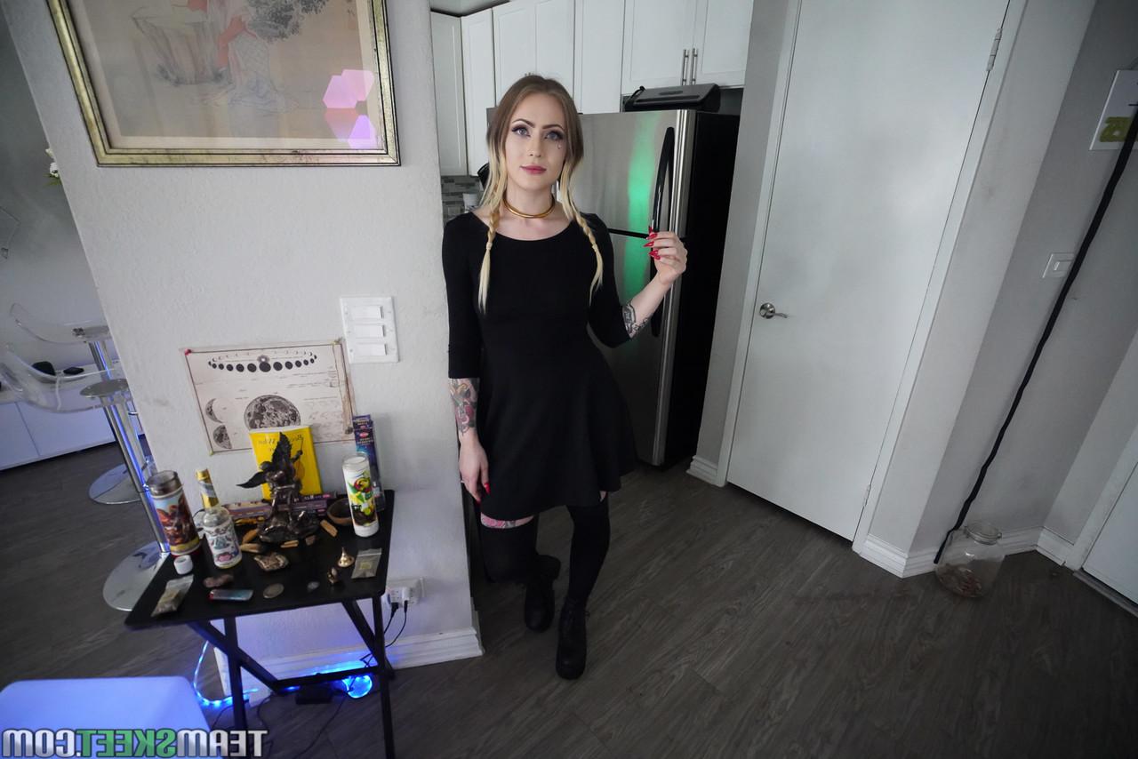 20P A adolescente safada Baby Sid abre as pernas e afasta a calcinha para uma foda POV