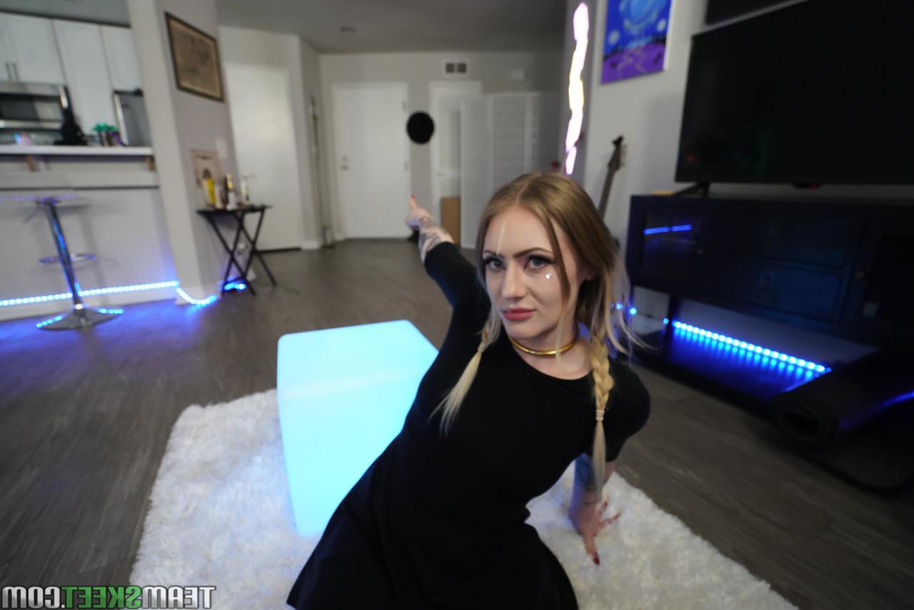 20P A adolescente safada Baby Sid abre as pernas e afasta a calcinha para uma foda POV