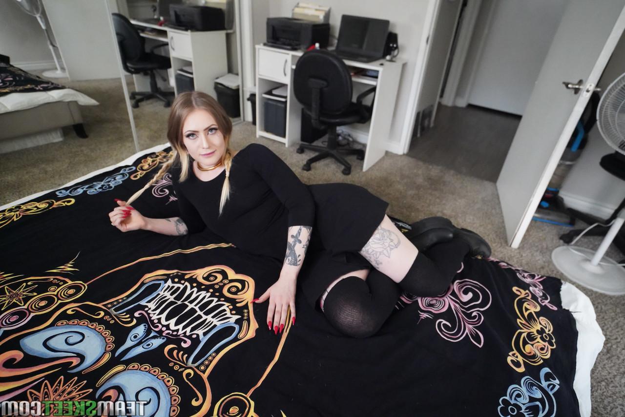 20P A adolescente safada Baby Sid abre as pernas e afasta a calcinha para uma foda POV
