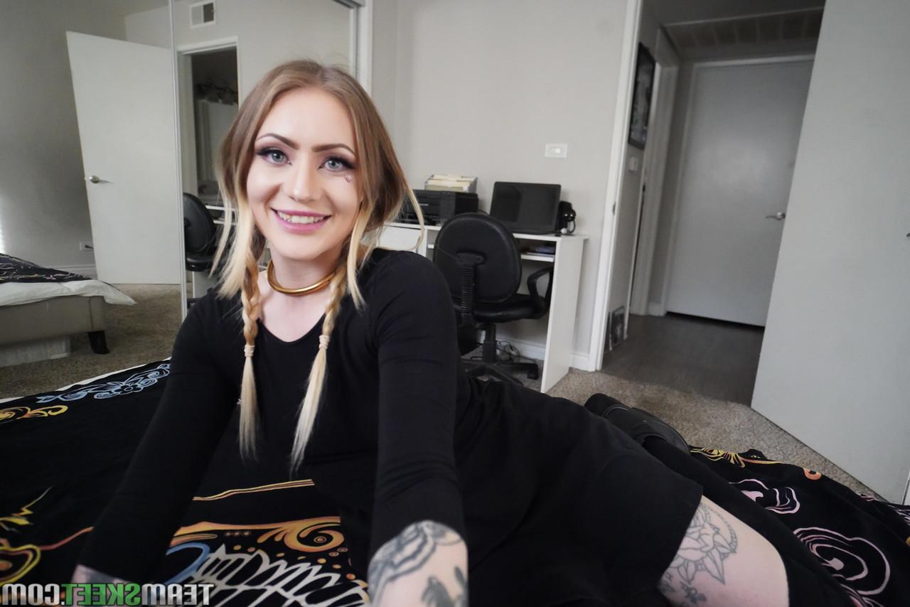 20P A adolescente safada Baby Sid abre as pernas e afasta a calcinha para uma foda POV