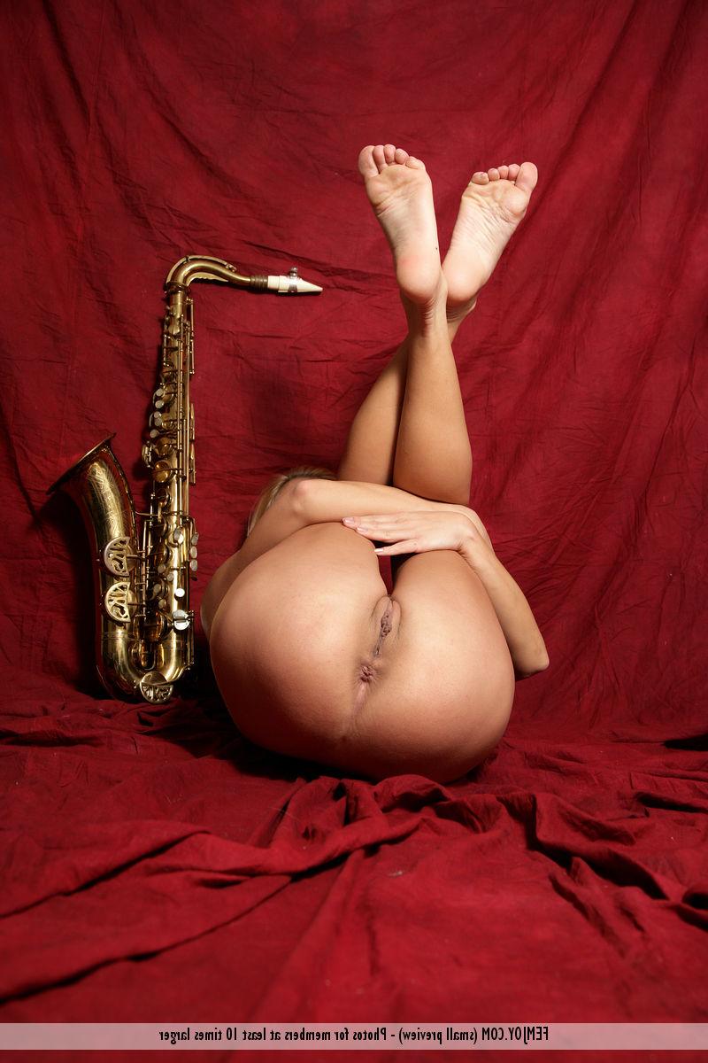 16P La chaude blonde Marla souffle un saxophone alors qu'elle est complètement nue.