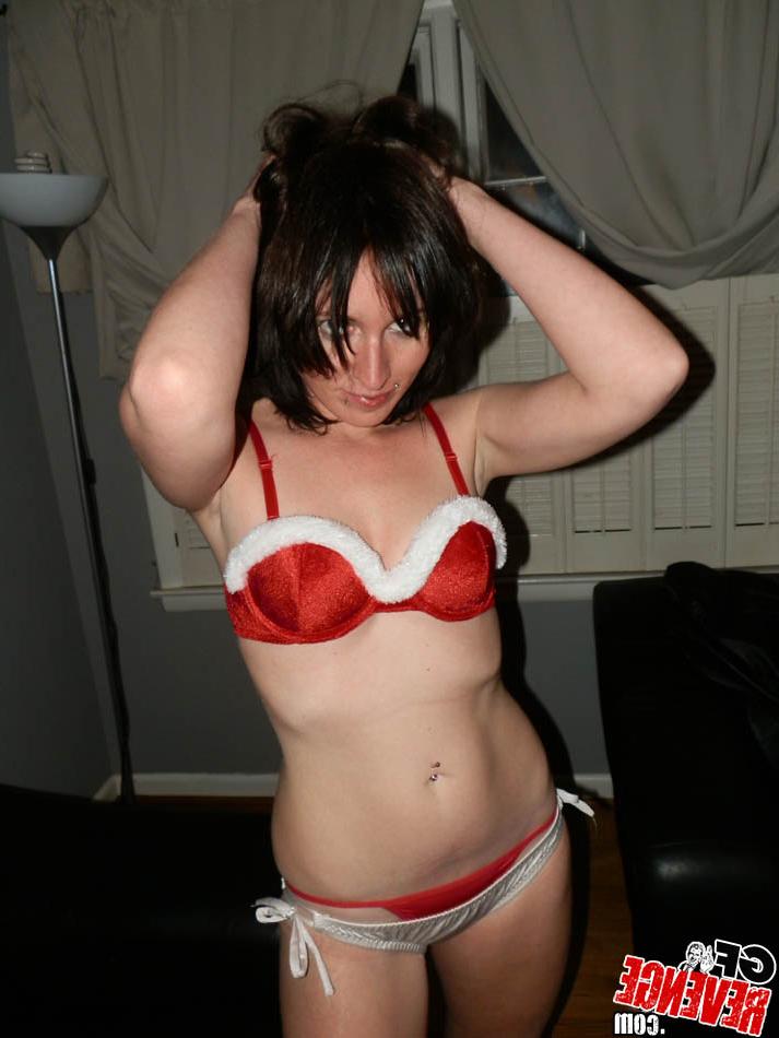 16P Une brune aux petits seins exhibe son corps baisable.