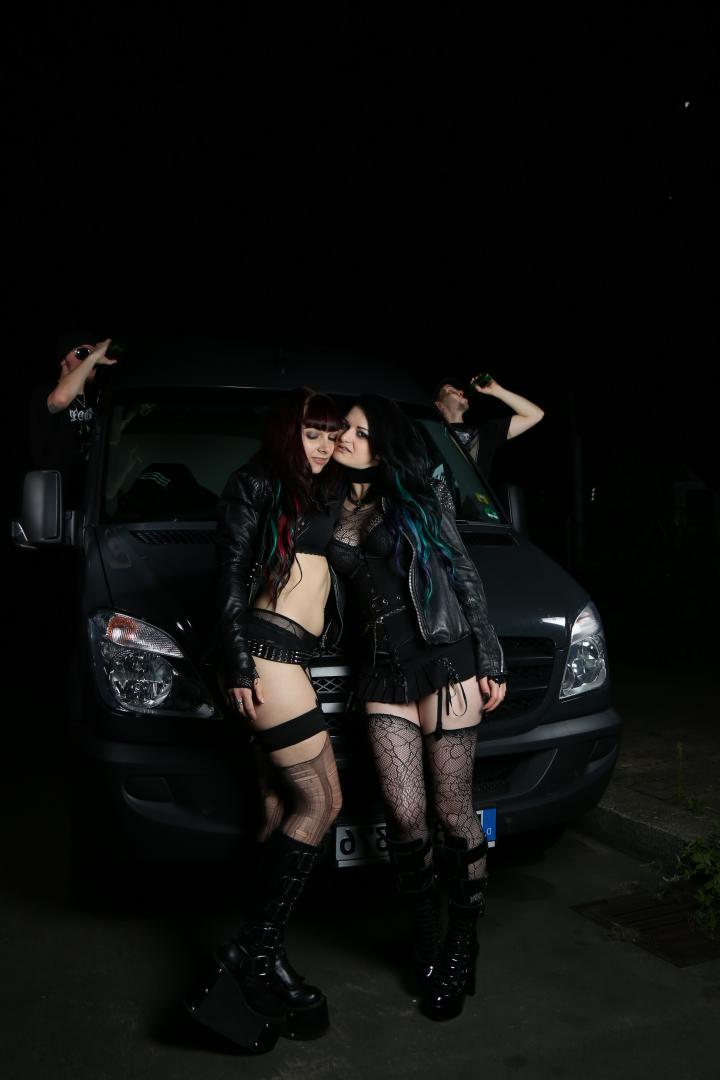 19P Garotas góticas sexy e desinibidas Leah Obscure e Alissa Noir dedilhando no ônibus