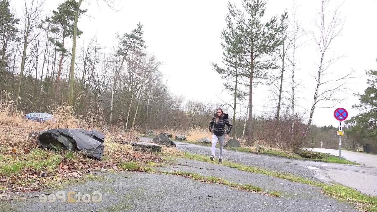 15P La fille blanche Naomi Benet se fait prendre avec son jean baissé alors qu'elle pisse dehors.