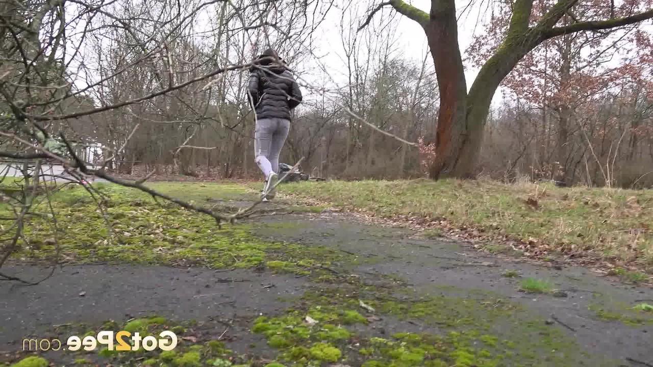 15P La fille blanche Naomi Benet se fait prendre avec son jean baissé alors qu'elle pisse dehors.