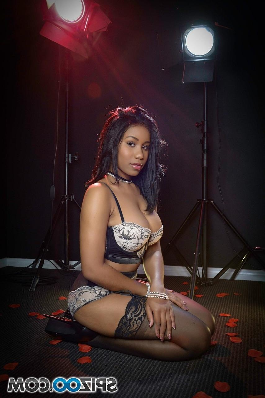 17P A linda canadense de ébano Jenna Foxx expõe seu corpo sexy em lingerie quente
