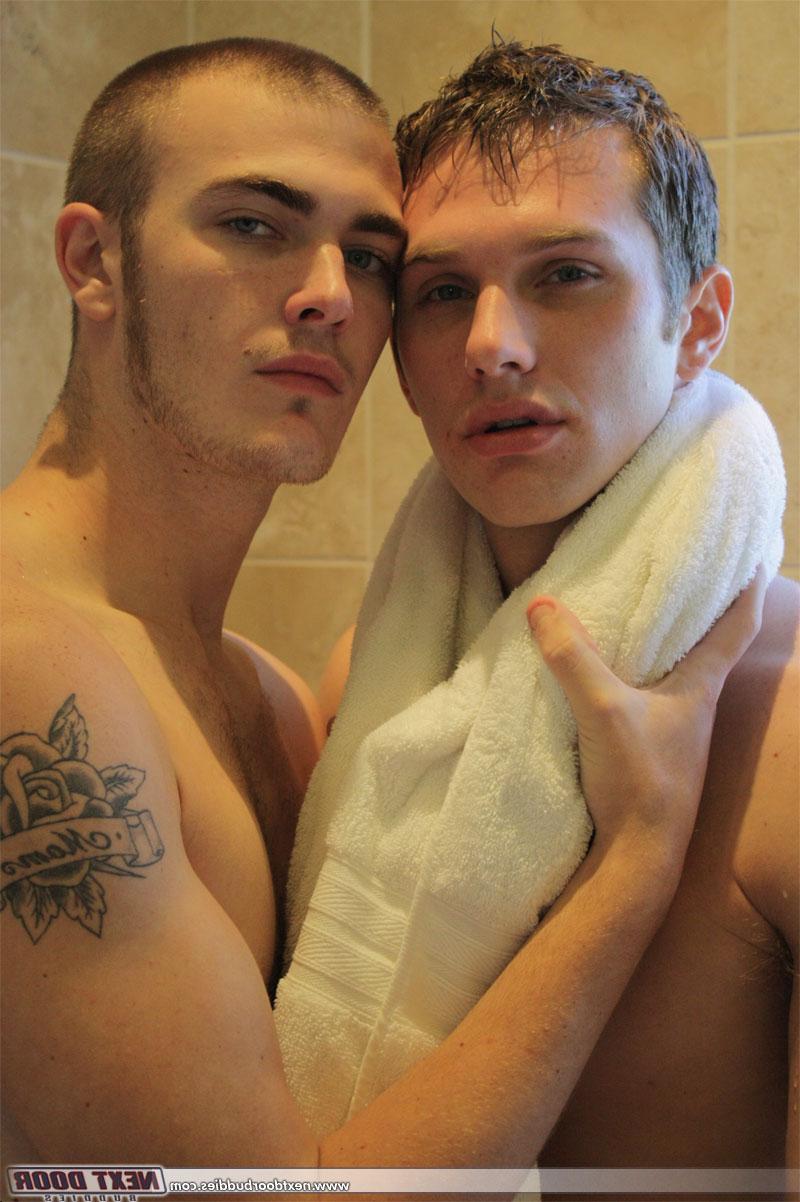 20P Des colocataires gays en chaleur profitent d'un 69 après une action orale torride sous la douche