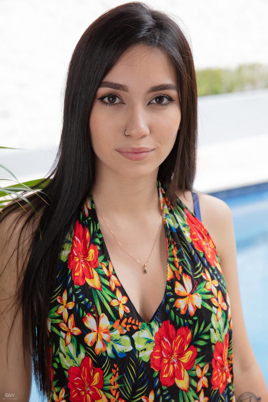 20P La joven morena Kiki Cash se quita el vestido y hace alarde de sus increíbles tetas grandes