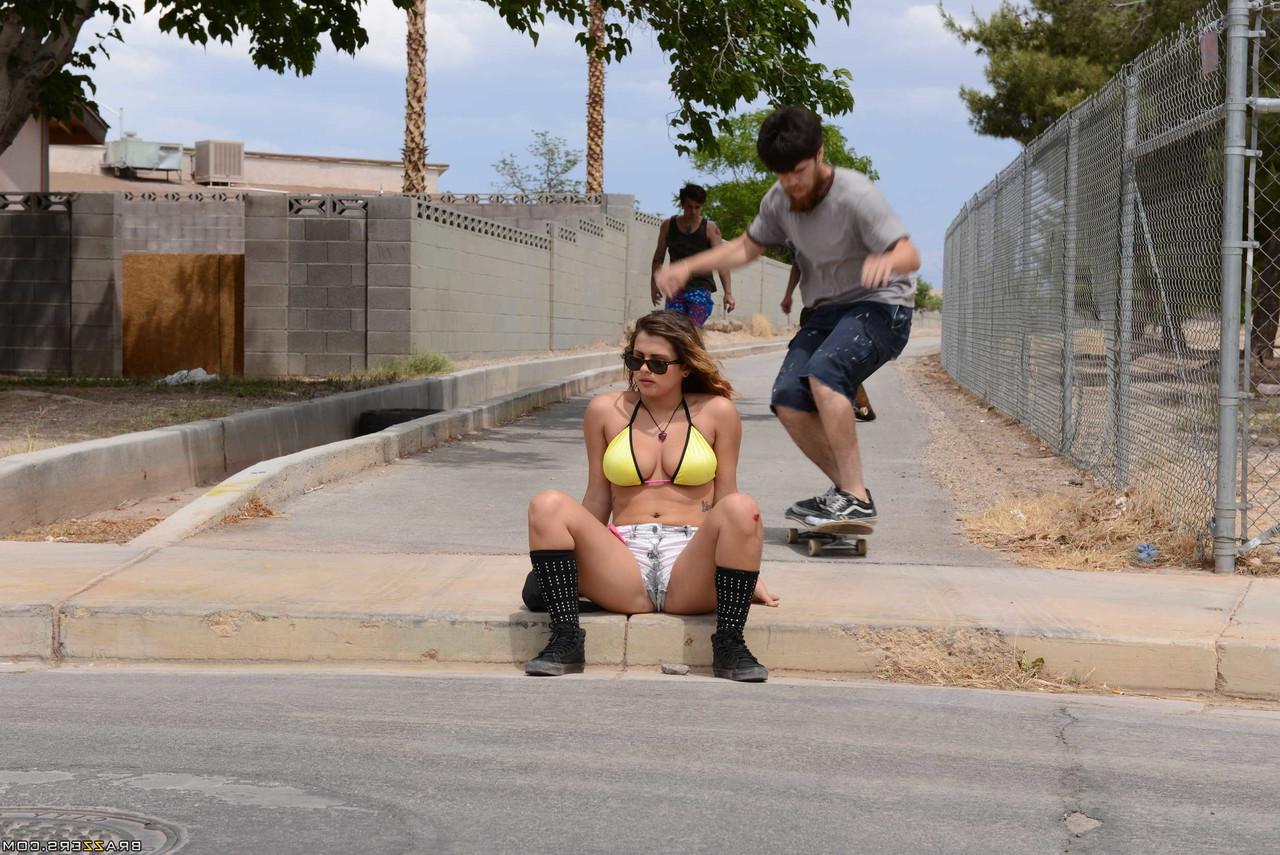 20P La patineuse sexy Keisha Grey ramenée à la maison et empalée sur un énorme pénis