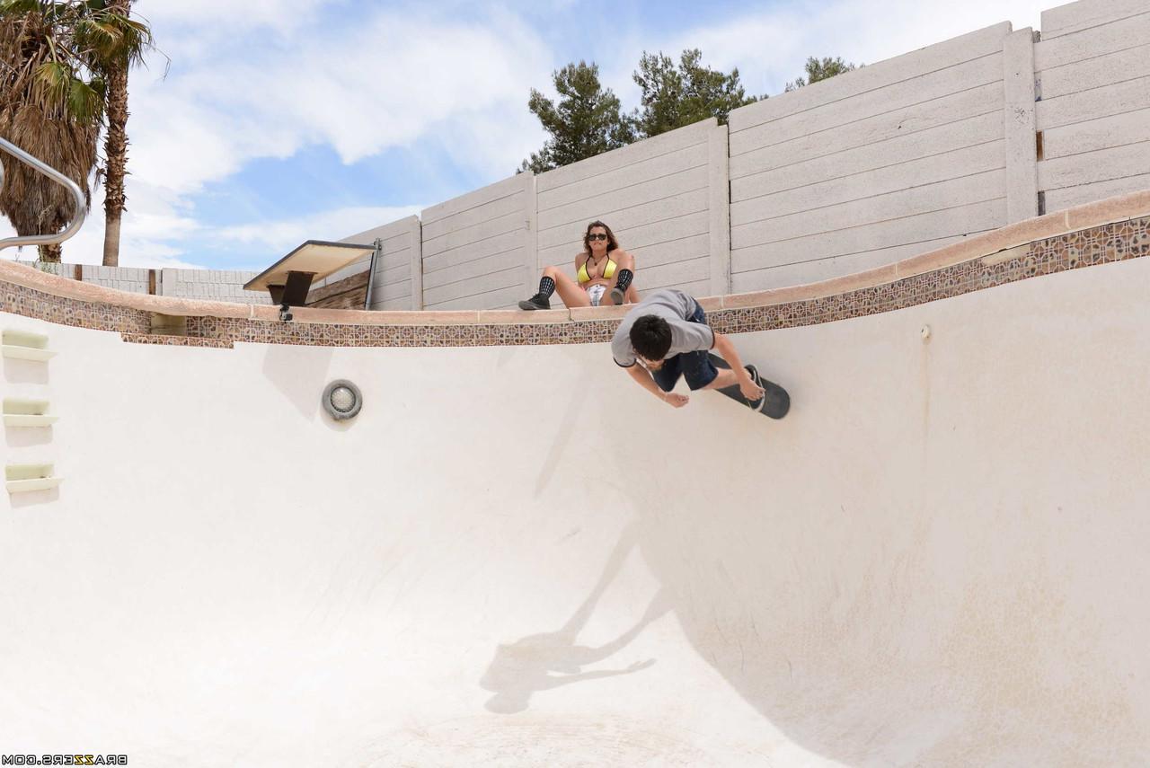 20P La patineuse sexy Keisha Grey ramenée à la maison et empalée sur un énorme pénis