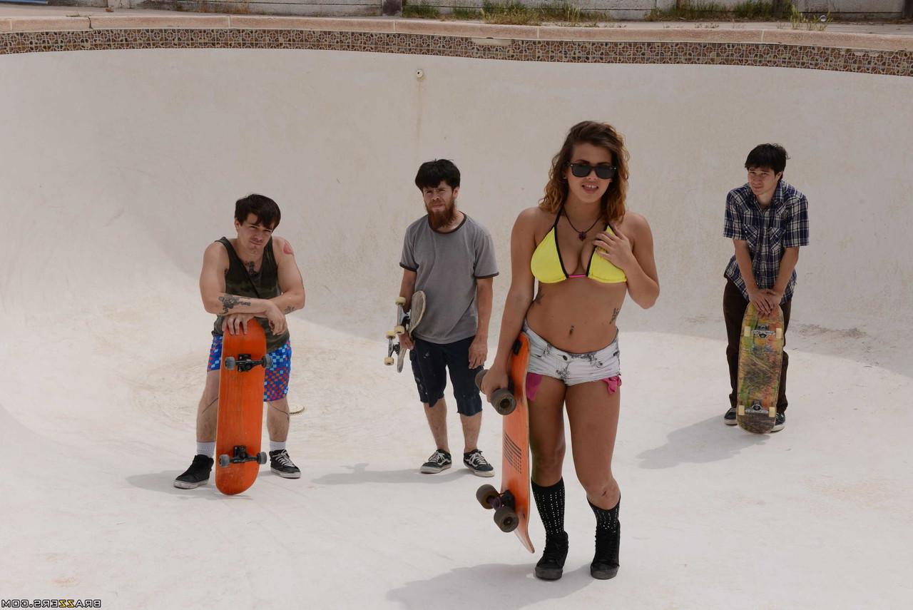 20P La patineuse sexy Keisha Grey ramenée à la maison et empalée sur un énorme pénis